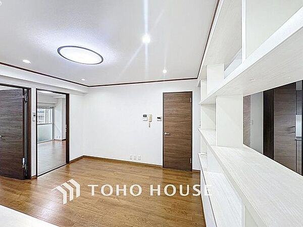 「居心地の良いリビング。」柔らかな色合いが優しい雰囲気のお部屋は、格別の居心地の良さを感じて頂けます。採光窓から零れる陽光に癒されてください。