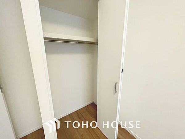 「収納」居室にはクローゼットを完備し、自由度の高い家具の配置が叶うシンプルな空間です。お子様の成長と必要になる子供部屋を与えるにはぴったりの間取りですね。