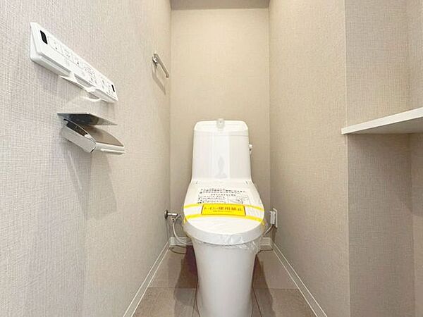 「ウォシュレット機能付きトイレ」白を基調とした清潔感あるトイレです。自分好みの収納ボックスなどを取り入れ、素敵にコーディネートできます。