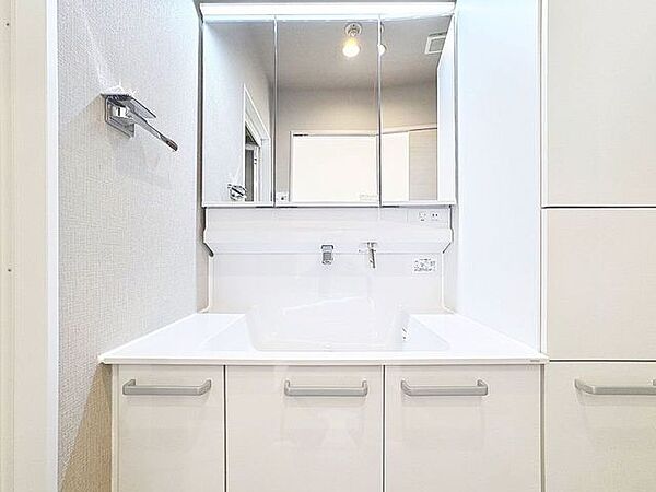 「シャワー機能付きの洗面台」シャワー機能付きの洗面台にはワイドな三面鏡、使いやすい横長ボウル、スマートに収まる収納と充実しています。あわただしい朝の洗面タイムに心強い設備です。