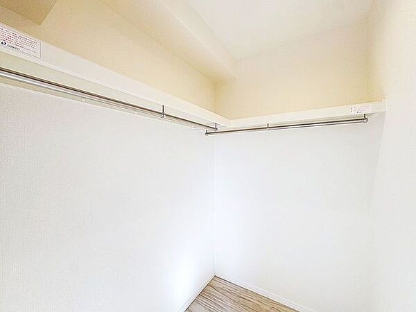 「ウォークインクローゼット」季節物の衣類もスッキリ収納できるウォークインクロゼットのある住まいで収納上手な生活を♪