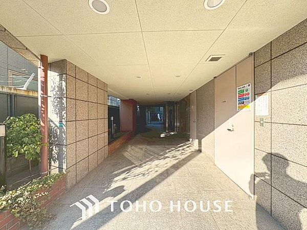 「エントランス入口」植栽もお手入れがしっかりとされており、美しい外観のポイントになっています。