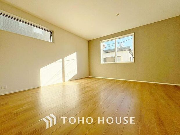 「リビングダイニング」家族の暮らしに思いを馳せて、日常のワンシーンを表現した空間。シンプルな機能美とスマートな空間美。家族みんなが自然体で過ごせる心地良さ生み出しています。