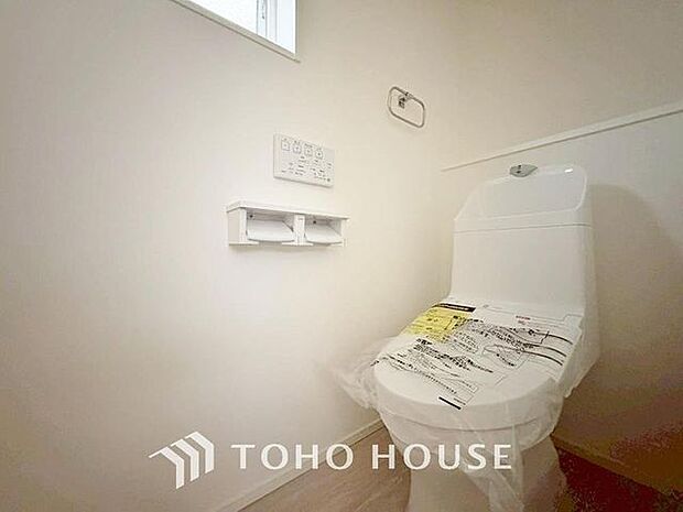 「温水洗浄便座付きトイレ」トイレは快適な温水洗浄便座付です。清潔感のあるホワイトで統一しました。いつも清潔な空間であって頂けるよう配慮された造りです。