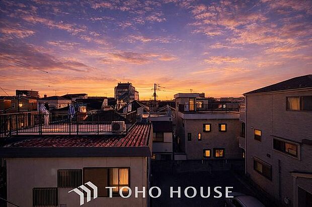 「穏やかな街並みの眺望」穏やかな街並みを一望しながら、爽やかな風と柔らかく降り注ぐ陽光を感じて頂けます。心地良い開放感が暮らしにゆとりと充足感をもたらします。