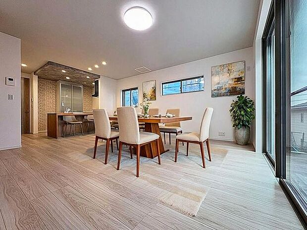 「彩りある新生活のスタート。」観葉植物などをディスプレイしたり自分好みの空間を作り上げることでより楽しい新生活がスタートできそうですね。（画像内の家電・家具等はCGです。本物件には付帯されません。）