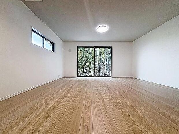 「南西側に掃き出し窓があります。」ＬＤＫでは家族が集まり一緒の時間を過ごせる工夫がされております。何気ない一日の当たり前のひとコマがいつか一生の宝物になります。