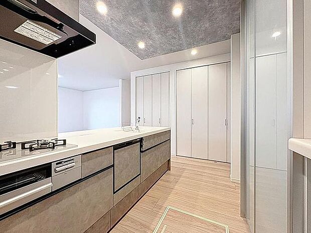 「家事時短に繋がる食洗機搭載。」効率よくお料理ができるコンロ・収納を完備したシステムキッチン。確かな機能性を実感頂けます。