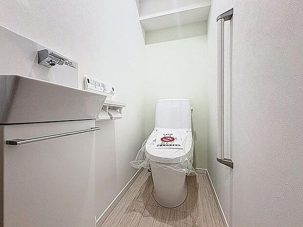 「温水洗浄便座付きトイレ」トイレは快適な温水洗浄便座付です。清潔感のあるホワイトで統一しました。いつも清潔な空間であって頂けるよう配慮された造りです。