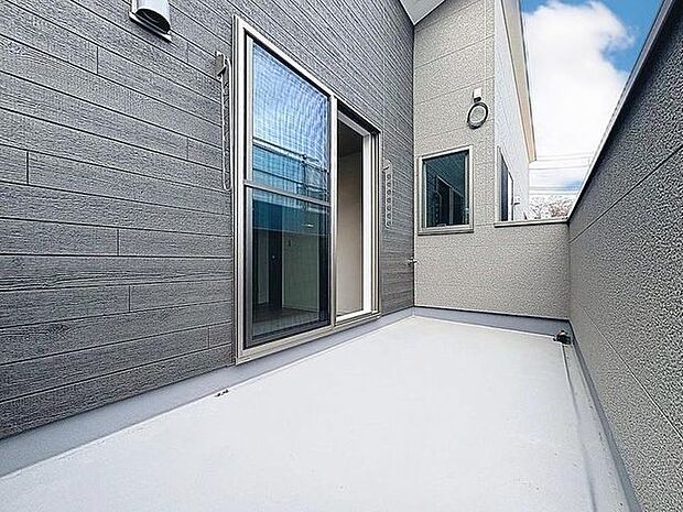 「奥行きあるバルコニー」椅子を持ち出してバルコ二ーでカフェタイムもいいですね。