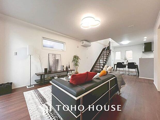 「家事楽プランの間取り。」1階、リビング階に水回りが集結していることで家事導線も確保され、《暮らしやすい》の実現が叶うお家です。