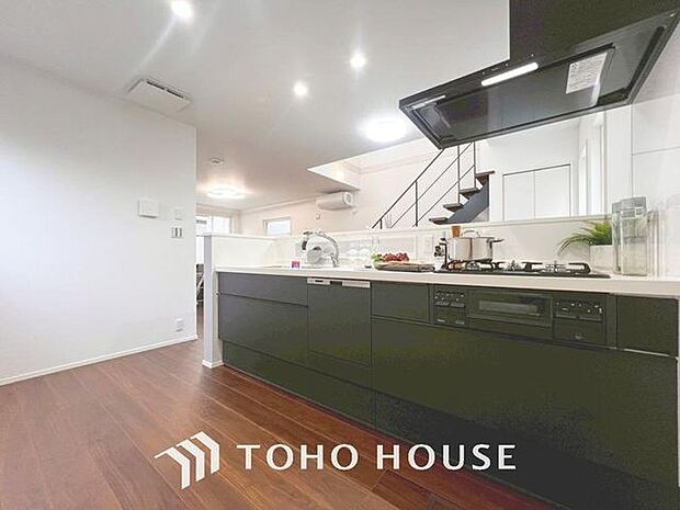 「家事時短の叶うキッチン◎」効率よくお料理ができる3口コンロ・食洗機・出し入れしやすいスライド収納を完備したシステムキッチン。確かな機能性を実感頂けます。