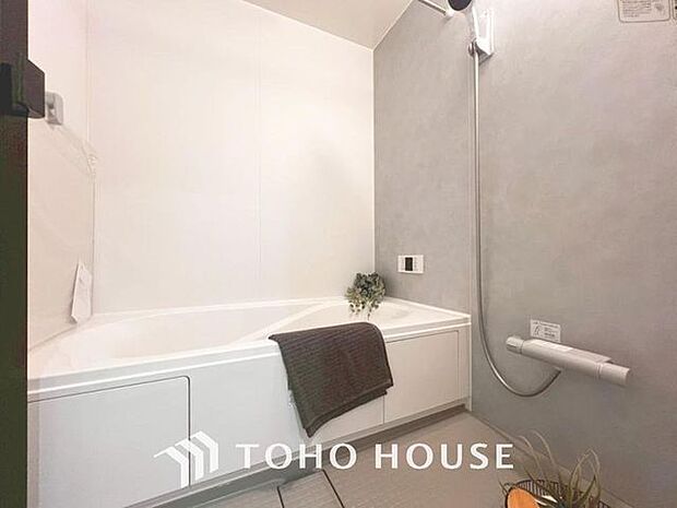 「一日の疲れをリフレッシュ。快適バスルーム。」癒しの空間バスルームです。天気に左右されずに洗濯物を乾かせる、浴室乾燥機・オートバス機能付きです。