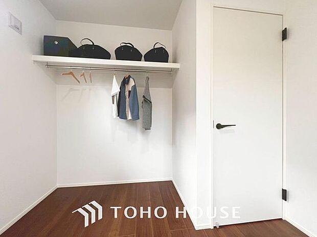「魅せる収納。」扉を設けず、あえてオープンスタイルにすることで、魅せる収納にしました。何気ない毎日を、効率的かつ新鮮に彩ります。