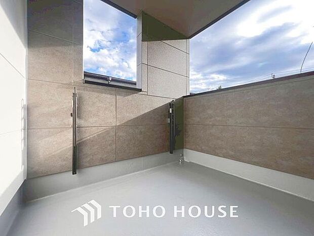 「雨除けのあるバルコニー。」雨除けの設置されたバルコニーです。急な悪天候から洗濯物を守ってくれる安心の設備です。雨風に晒されない為、ベランダが汚れにくいのも嬉しいポイントです。