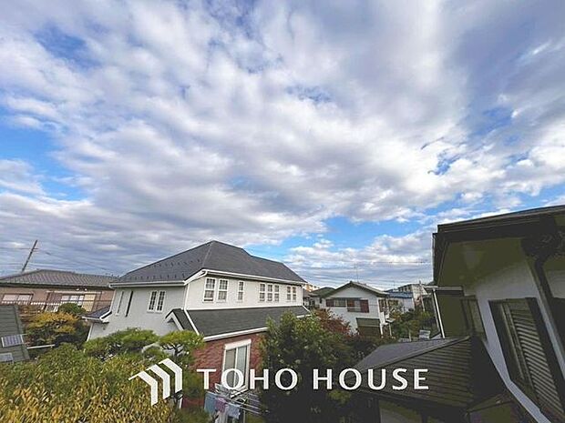 「穏やかな街並みの眺望」穏やかな街並みを一望しながら、爽やかな風と柔らかく降り注ぐ陽光を感じて頂けます。心地良い開放感が暮らしにゆとりと充足感をもたらします。