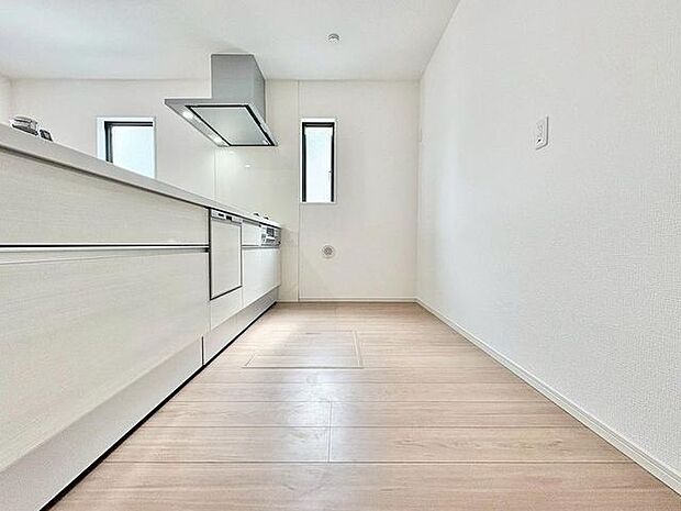 「窓あり×キッチン。」作業スペースを多くとったキッチンには、コンロ横にスリット窓を設置し通気性と明るさを取り入れました。