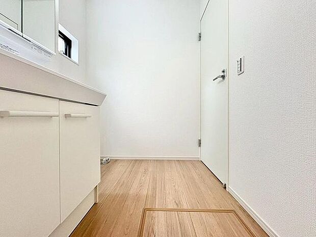 「洗面所」明るく清潔感のある色調で纏められた洗面室は、機能性に富んだ三面鏡と使い勝手の良い収納を完備した洗面台を設置しております。