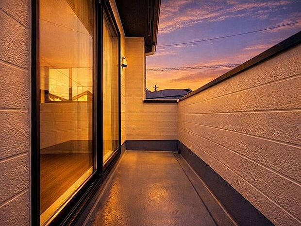 「南向き。バルコニー」都市型生活をより快適にコーディネートするかのように、周りの情景とマッチしたバルコニー。住まうご家族の心地よさを最優先したバルコニーでは様々な時間を楽しめます。