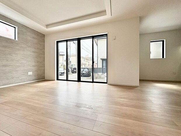 「採光面の多いLDK。」団欒の場であるリビングには採光窓を多く取り入れていますので、暖かな陽光と心地よい風が贅沢に降り注ぎます。