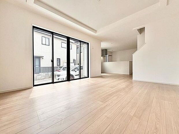 「憩いの場リビング」くつろぎを愉しむリビングルームは憩いの場となります。リビングとダイニングの空間機能を活かし、巧みに使い分ける発想が、ライフスタイルに新しいゆとりをもたらします。