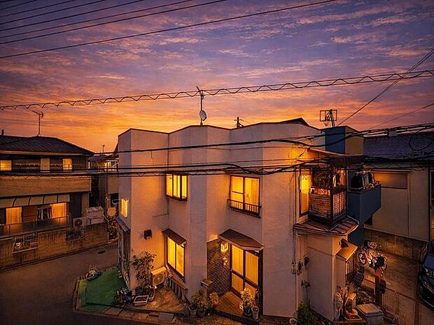 「穏やかな街並みの眺望」穏やかな街並みを一望しながら、爽やかな風と柔らかく降り注ぐ陽光を感じて頂けます。心地良い開放感が暮らしにゆとりと充足感をもたらします。