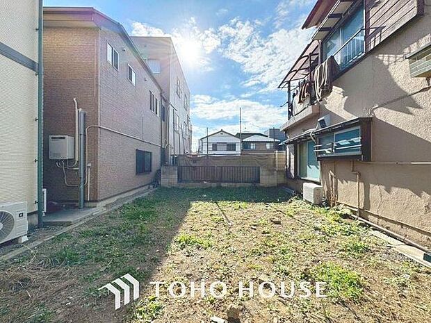 「現況」住まい探しは街探し。みんなが街探しのポイントにしているのは何。　第1位は過半数が支持した納得の 「交通の利便性」。続いて3割以上の人が「住環境」と「公園、緑地の充実」です。