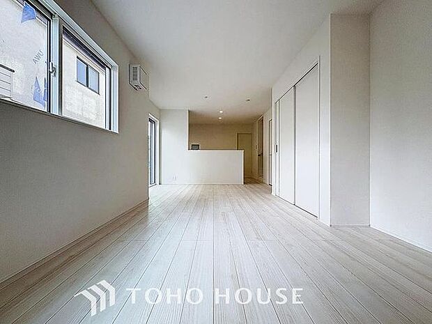 「インテリアを引き立てるホワイト。」お部屋全体が優しく柔らかな色合いとなっていて、お家時間を穏やかに過ごせる空間が広がっています。