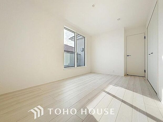 「バルコニーに面した約8帖の主寝室。」ゆったりと安らげるゆとりのある主寝室。暮らしの安らぎもより深まります。