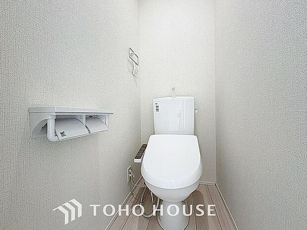 「温水洗浄便座付きトイレ」トイレは快適な温水洗浄便座付です。清潔感のあるホワイトで統一しました。いつも清潔な空間であって頂けるよう配慮された造りです。