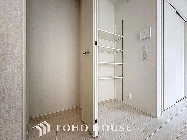 「リビングにも収納を備えています。」十分な収納スペースが確保されているので、整理整頓された室内がつくれます。