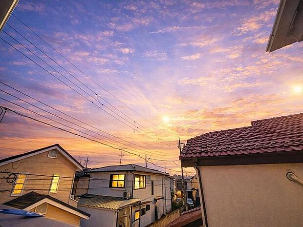 「穏やかな街並みの眺望」穏やかな街並みを一望しながら、爽やかな風と柔らかく降り注ぐ陽光を感じて頂けます。心地良い開放感が暮らしにゆとりと充足感をもたらします。