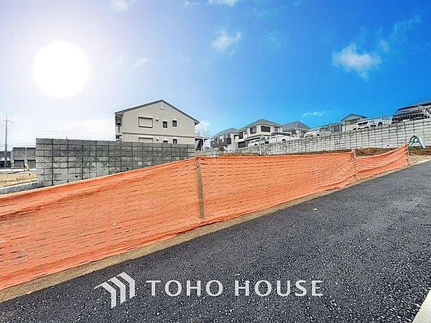 「現地」今日も、明日も、この街で、きっと誰かがしあわせになる物語が描かれていくはずです。同じ風景が毎日365日、まったく違う顔を見せてくれる。爽快な風も毎日やさしく頬をなででくれます。