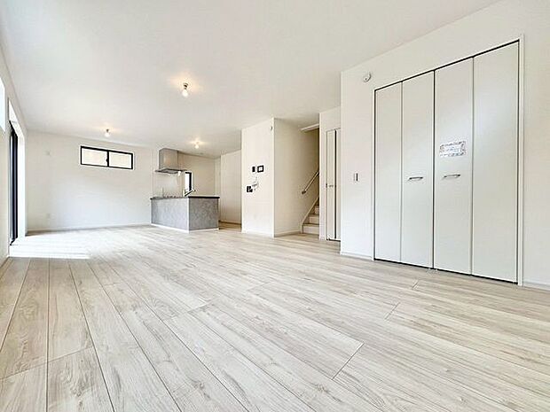 光が注がれる青い空から鮮やかに赤色にゆっくりと染まる。そんな優しい時間がここでは流れてゆく。