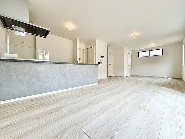 リビングも広く設け、訪れる人々を暖かく迎えてくれます。