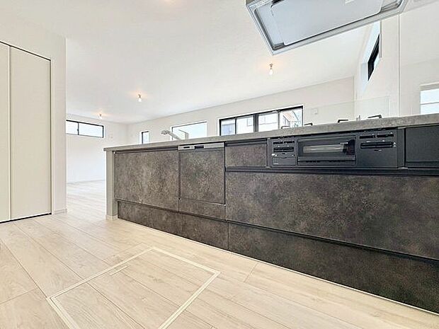 夫婦そろってキッチンに立っても調理がしやすく余裕の広さ。家事をしながら会話も弾みます。