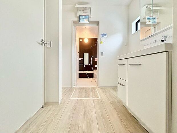 身だしなみのチェックがしやすい大きな鏡、下には収納がたっぷり。スッキリとした空間を演出いたします。