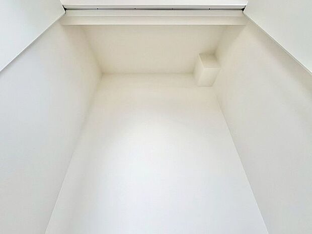 居室にはクローゼットを完備し、自由度の高い家具の配置が叶うシンプルな空間です。