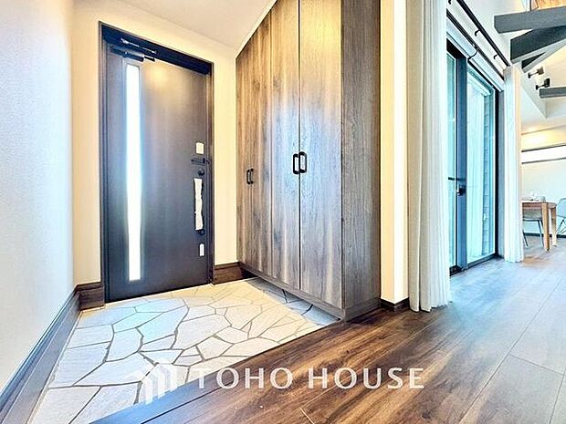 「玄関」シンプルモダンな玄関にはお洒落な玄関マットなどアクセントを足すことで素敵な玄関空間に。