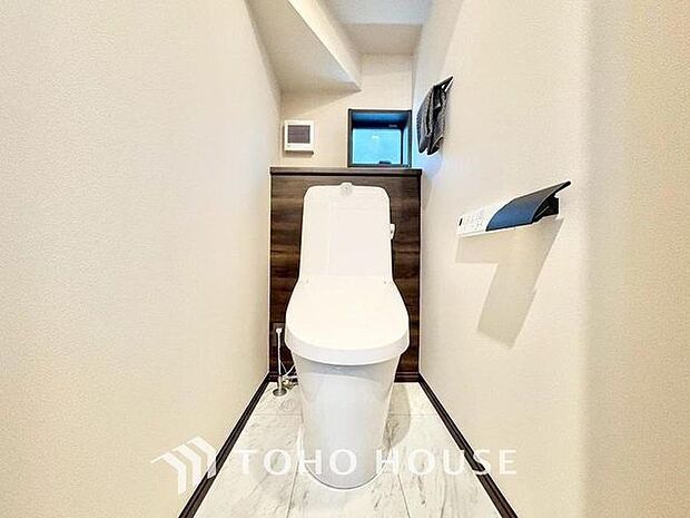 「温水洗浄便座付きトイレ」トイレは快適な温水洗浄便座付です。清潔感のあるホワイトで統一しました。いつも清潔な空間であって頂けるよう配慮された造りです。