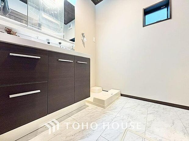 「洗面室」毎日の身だしなみチェックに欠かせない洗面室は、清潔感ある空間です。