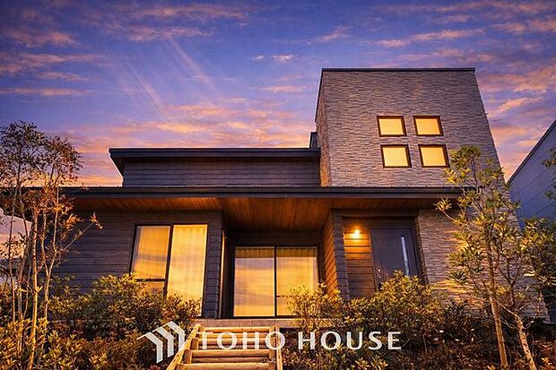 「快適な設備・内装にもこだわり感じる住まい。」「生活を豊かに彩る設備。ゆとりの4LDK」存在感のあるスタイリッシュな外観の3階建て4LDK。室内デザインや設備にもこだわりのつまった邸宅です。