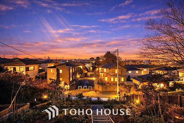 「穏やかな街並みの眺望」穏やかな街並みを一望しながら、爽やかな風と柔らかく降り注ぐ陽光を感じて頂けます。心地良い開放感が暮らしにゆとりと充足感をもたらします。