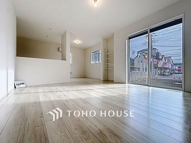 「憩いの場リビング」くつろぎを愉しむリビングルームは憩いの場となります。リビングとダイニングの空間機能を活かし、巧みに使い分ける発想が、ライフスタイルに新しいゆとりをもたらします。