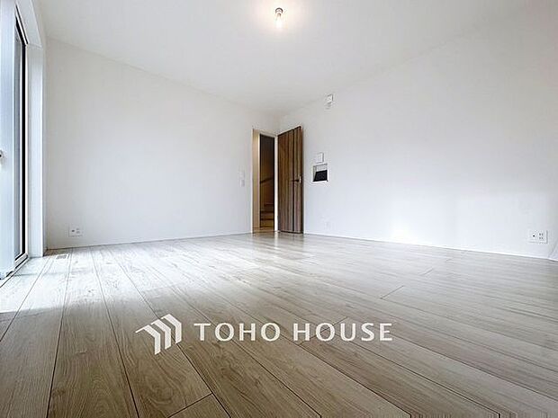 「穏やかな時が流れる癒しの空間」穏やかな光が明るくリビングルームを包みます。心地よい空間が、ご家族のかけがえのない時間に優しく寄り添います。