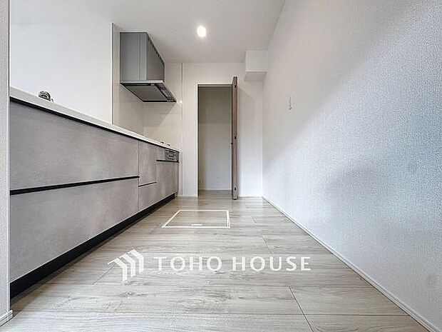 「使いやすさを重視したキッチンスペース。」作業スペースを多くとったキッチン。調理がしやすく余裕の広さです。調理器具等がすっきりと片付く収納力を備えています。