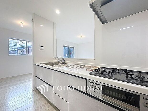 「キッチン」お部屋の雰囲気に溶け込む、インテリアの一部のようなオープンキッチンです。リビングにいるご家族とのおしゃべりを楽しみながらの作業が可能です。