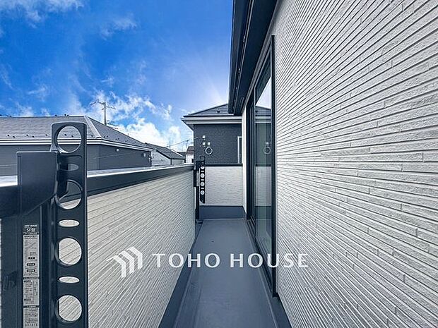 「バルコニー」都市型生活をより快適にコーディネートするかのように、周りの情景とマッチしたバルコニー。住まうご家族の心地よさを最優先したバルコニーでは様々な時間を楽しめます。