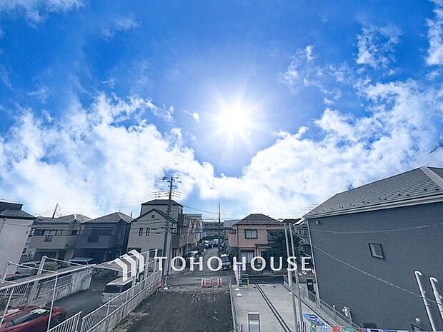 「穏やかな街並みの眺望」穏やかな街並みを一望しながら、爽やかな風と柔らかく降り注ぐ陽光を感じて頂けます。心地良い開放感が暮らしにゆとりと充足感をもたらします。