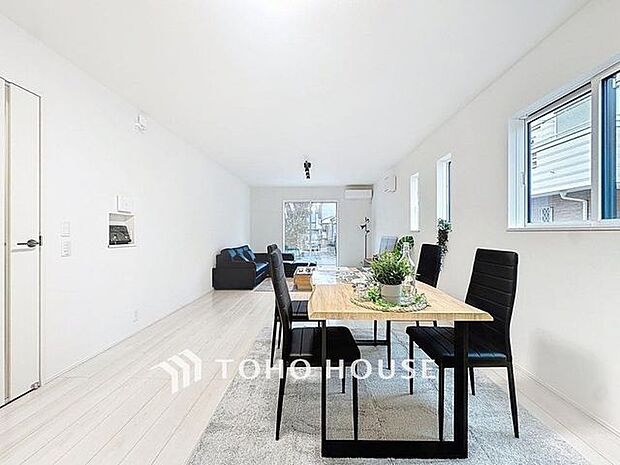 「憩いの場リビング」くつろぎを愉しむリビングルームは憩いの場となります。リビングとダイニングの空間機能を活かし、巧みに使い分ける発想が、ライフスタイルに新しいゆとりをもたらします。(1号棟)